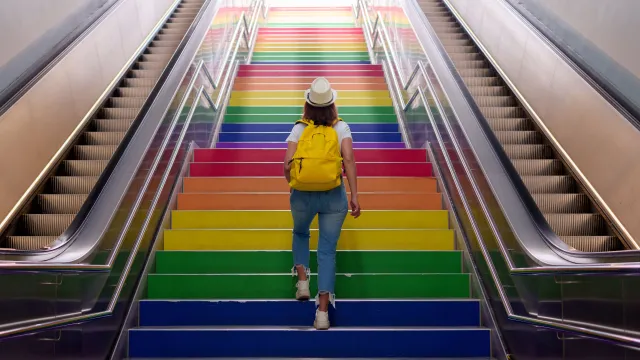 Mensch auf Treppe mit Pride Farben_1600x900.jpg