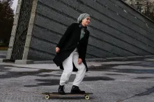 Skateboarderin mit Kopftuch