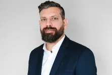 Mateja_Horvat_headshot_054_800px.png