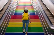 Mensch auf Treppe mit Pride Farben_800x600.jpg