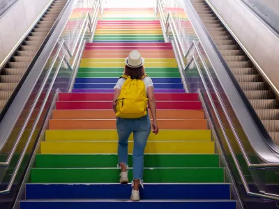 Mensch auf Treppe mit Pride Farben_800x600.jpg