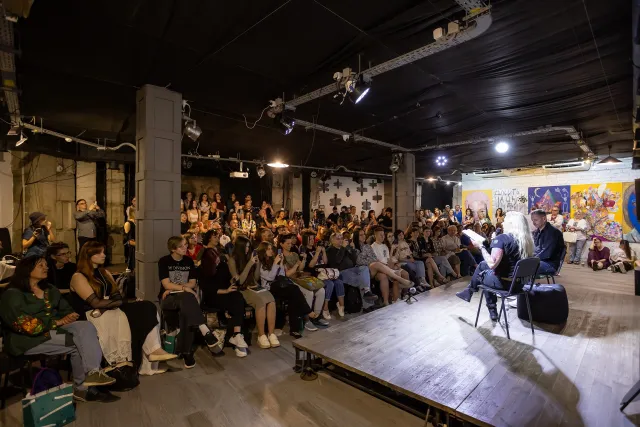 Eine Autorin beim ukrainischen Literaturforum Meridian liest auf einer Bühne im Bunker