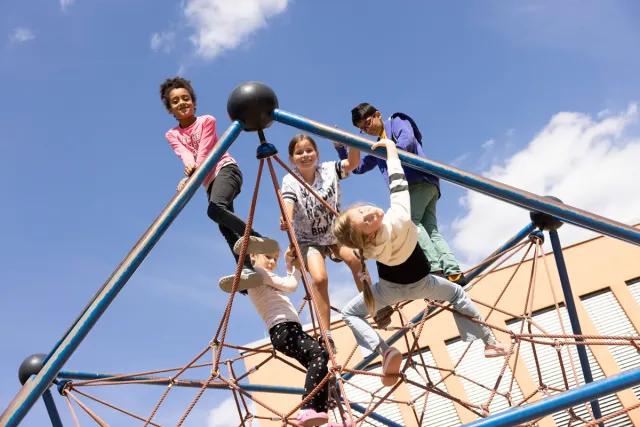 Spielender Kinder an der Kettelerschule