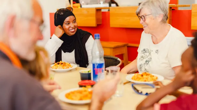 Integration_Weltküche_Gruppe beim Essen_1600x900.jpg