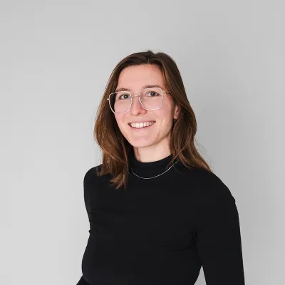 Katharina_Schnirring_headshot_1031_800px.png